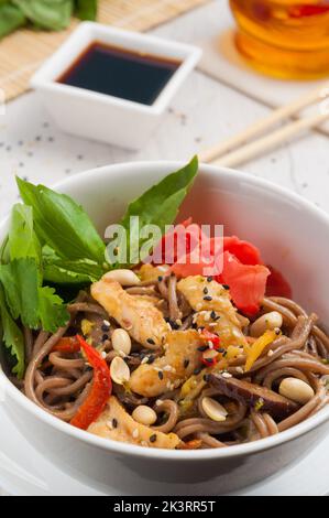 nouilles de sarrasin soba au poulet. Plats asiatiques et japonais Banque D'Images