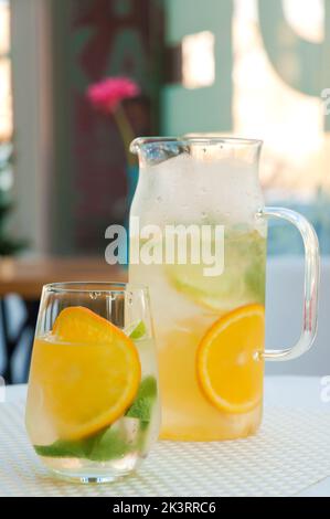 limonade rafraîchissante dans une carafe et dans un verre Banque D'Images