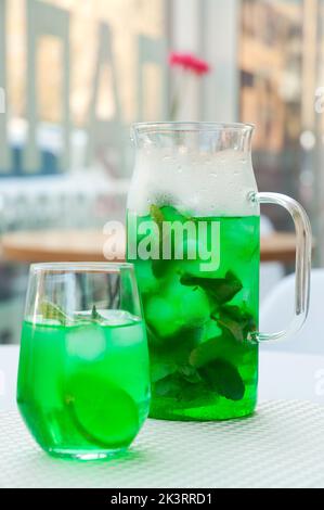 une délicieuse limonade à la menthe verte dans une carafe et dans un verre Banque D'Images