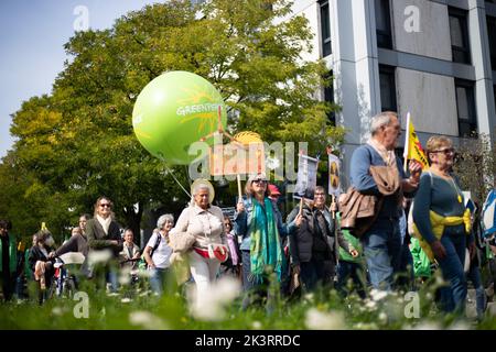 Teilnehmer*in mit Schild 'Erneuerbar Energien fördern statt vernichten'. AM 23.9.2022 versammelten sich in München bis zu 10,000 Menschen, UM gemeinsam mit Fridays for future auf dem Globalen Klimastreik für Klimagerechtigkeit, den Ausbau der dezentralen erneuerbaren Energien, kostengünstigen ÖPNV und für ein 100 MRD. Euro Sondervermögen für gerechte Klimaschutzmaßnahmen und Krisenprävention zu demonstrieren. DAS devise des Großstreiks guerre wieder personnes à but non lucratif. -- participant avec signe 'promouvoir les énergies renouvelables au lieu des détruire'. Sur 23 septembre 2022 jusqu'à 10 000 personnes ga Banque D'Images