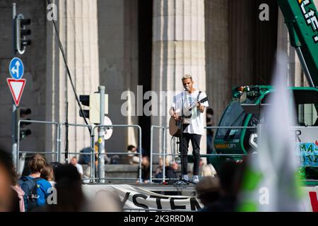 ESC Sänger Malik Harris auf der Bühne. AM 23.9.2022 versammelten sich in München bis zu 10,000 Menschen, UM gemeinsam mit Fridays for future auf dem Globalen Klimastreik für Klimagerechtigkeit, den Ausbau der dezentralen erneuerbaren Energien, kostengünstigen ÖPNV und für ein 100 MRD. Euro Sondervermögen für gerechte Klimaschutzmaßnahmen und Krisenprävention zu demonstrieren. DAS devise des Großstreiks guerre wieder personnes à but non lucratif. -- la chanteuse ESC Malik Harris sur scène. Sur 23 septembre 2022, jusqu'à 10 000 personnes se sont rassemblées à Munich, en Allemagne, pour protester ensemble avec les vendredis pour l'avenir pour le climat Banque D'Images