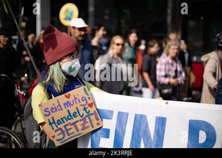 Teilnehmer*in mit Schild 'eid multiple Handelt Jetzt'. AM 23.9.2022 versammelten sich in München bis zu 10,000 Menschen, UM gemeinsam mit Fridays for future auf dem Globalen Klimastreik für Klimagerechtigkeit, den Ausbau der dezentralen erneuerbaren Energien, kostengünstigen ÖPNV und für ein 100 MRD. Euro Sondervermögen für gerechte Klimaschutzmaßnahmen und Krisenprävention zu demonstrieren. DAS devise des Großstreiks guerre wieder personnes à but non lucratif. -- participant avec signe 'soyez courageux agir maintenant'. Sur 23 septembre 2022, jusqu'à 10 000 personnes se sont rassemblées à Munich, en Allemagne, pour protester ensemble avec les vendredis Banque D'Images