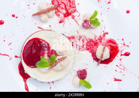 mille feuille savoureuse avec trois types de chocolat, framboises en purée et un sac de vin. vue de dessus Banque D'Images