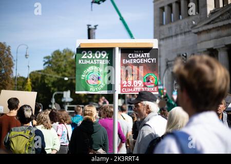 Teilnehmer*in mit Schild '23,09 Klimastreik, Fridays for future, das ist ein Klimanotfall'. AM 23.9.2022 versammelten sich in München bis zu 10,000 Menschen, UM gemeinsam mit Fridays for future auf dem Globalen Klimastreik für Klimagerechtigkeit, den Ausbau der dezentralen erneuerbaren Energien, kostengünstigen ÖPNV und für ein 100 MRD. Euro Sondervermögen für gerechte Klimaschutzmaßnahmen und Krisenprävention zu demonstrieren. DAS devise des Großstreiks guerre wieder personnes à but non lucratif. -- participant avec le signe '23,09 grève climatique, vendredi pour l'avenir, c'est une urgence climatique'. Le septembre Banque D'Images