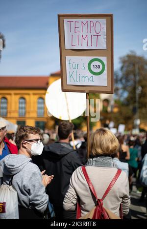 Teilnehmer*in mit Schild 'Tempolimit furs Klima'. AM 23.9.2022 versammelten sich in München bis zu 10,000 Menschen, UM gemeinsam mit Fridays for future auf dem Globalen Klimastreik für Klimagerechtigkeit, den Ausbau der dezentralen erneuerbaren Energien, kostengünstigen ÖPNV und für ein 100 MRD. Euro Sondervermögen für gerechte Klimaschutzmaßnahmen und Krisenprävention zu demonstrieren. DAS devise des Großstreiks guerre wieder personnes à but non lucratif. -- participant avec le signe 'limite de vitesse pour le climat'. Sur 23 septembre 2022, jusqu'à 10 000 personnes se sont rassemblées à Munich, en Allemagne, pour protester ensemble Banque D'Images