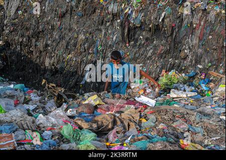 Sylhet, Bangladesh. 27th septembre 2022. Les ramasseurs collectent les déchets qui peuvent être réutilisés dans le dépotoir municipal, ces collecteurs mettent leur santé en danger en ne prenant pas les précautions appropriées pour ramasser les déchets. On 27 septembre 2022 à Sylhet, au Bangladesh. (Credit image: © MD Rafayat Haque Khan Eyepix G/eyepix via ZUMA Press Wire) Banque D'Images