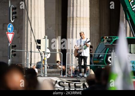 ESC Sänger Malik Harris auf der Bühne. AM 23.9.2022 versammelten sich in München bis zu 10,000 Menschen, UM gemeinsam mit Fridays for future auf dem Globalen Klimastreik für Klimagerechtigkeit, den Ausbau der dezentralen erneuerbaren Energien, kostengünstigen ÖPNV und für ein 100 MRD. Euro Sondervermögen für gerechte Klimaschutzmaßnahmen und Krisenprävention zu demonstrieren. DAS devise des Großstreiks guerre wieder personnes à but non lucratif. -- la chanteuse ESC Malik Harris sur scène. Sur 23 septembre 2022, jusqu'à 10 000 personnes se sont rassemblées à Munich, en Allemagne, pour protester ensemble avec les vendredis pour l'avenir pour le climat Banque D'Images