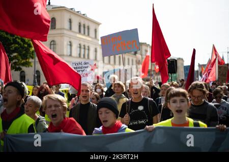 Teilnehmer*in mit Schild 'Klima retten'. AM 23.9.2022 versammelten sich in München bis zu 10,000 Menschen, UM gemeinsam mit Fridays for future auf dem Globalen Klimastreik für Klimagerechtigkeit, den Ausbau der dezentralen erneuerbaren Energien, kostengünstigen ÖPNV und für ein 100 MRD. Euro Sondervermögen für gerechte Klimaschutzmaßnahmen und Krisenprävention zu demonstrieren. DAS devise des Großstreiks guerre wieder personnes à but non lucratif. -- participant avec le signe 'Enregistrer le climat'. Sur 23 septembre 2022, jusqu'à 10 000 personnes se sont rassemblées à Munich, en Allemagne, pour protester ensemble avec les vendredis pour l'avenir Banque D'Images