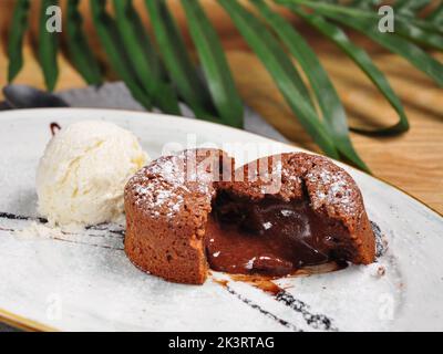 délicieux fondant au chocolat avec une cuillère de crème glacée. Banque D'Images