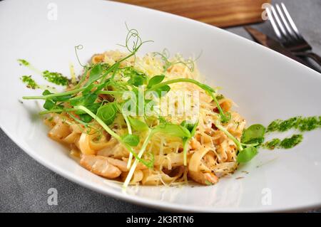 pâtes savoureuses avec poulet et bacon sur une assiette blanche Banque D'Images