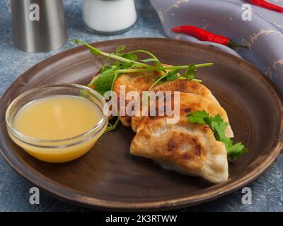 délicieux petits tartes à la viande posikunchiki avec sauce à la moutarde. Cuisine russe Banque D'Images