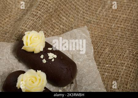 Patate à gâteau. Décoration avec crème au beurre. Sur fond de lin. Gros plan. Banque D'Images