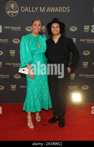 Sydney, Australie. 28th septembre 2022. Corban Baxter des Sydney Roosters (à gauche) arrive sur le tapis rouge à la nuit de NRL, le prix Dally M à l'hippodrome de Randwick. Credit: Richard Milnes/Alamy Live News Banque D'Images