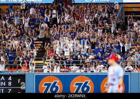 Les fans des Los Angeles Dodgers sont vus faire la vague dans la foule lors d'un match de baseball MLB contre les invités Louis Cardinals, samedi 24 septembre 2022, à Los Angeles. (Brooke Sutton/image du sport) Banque D'Images