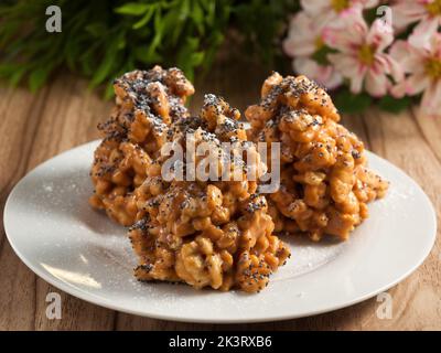 délicieux gâteau fourmi décoré de graines de pavot sur une assiette blanche Banque D'Images