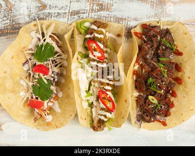 assortiment de tacos mexicains : poulet, bœuf et porc avec légumes Banque D'Images