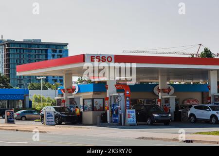 Avant du magasin ESSO Gas Station (ou ExxonMobil). Le prix de l'essence dépasse $2,15 le litre dans la région de l'Atlantique. HALIFAX, NOUVELLE-ÉCOSSE, CANADA - AOÛT 2022 Banque D'Images