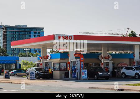 Avant du magasin ESSO Gas Station (ou ExxonMobil). Le prix de l'essence dépasse $2,15 le litre dans la région de l'Atlantique. HALIFAX, NOUVELLE-ÉCOSSE, CANADA - AOÛT 2022 Banque D'Images