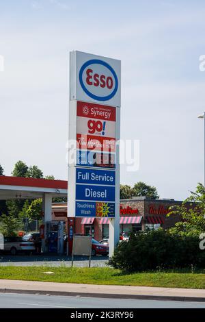 Avant du magasin ESSO Gas Station (ou ExxonMobil). Le prix de l'essence dépasse $2,15 le litre dans la région de l'Atlantique. HALIFAX, NOUVELLE-ÉCOSSE, CANADA - AOÛT 2022 Banque D'Images