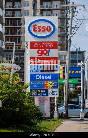 Avant du magasin ESSO Gas Station (ou ExxonMobil). Le prix de l'essence dépasse $2,15 le litre dans la région de l'Atlantique. HALIFAX, NOUVELLE-ÉCOSSE, CANADA - AOÛT 2022 Banque D'Images