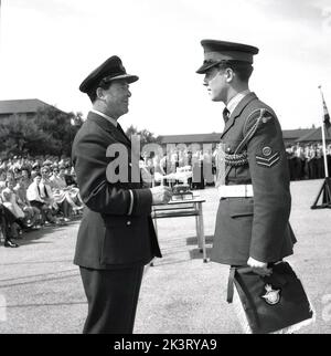 1964, historique, une cérémonie de présentation à RAF Halton, Bucks, Angleterre, Royaume-Uni, un officier décernant des ailes à un nouveau diplômé. RAF Halton a été le siège de la No 1 School of Technical Training, l'école d'ingénierie aéronautique de la Royal Air Force de 1919 à 1993. obtenir leurs ailes???? Per Ardvarl Astra ?? Banque D'Images