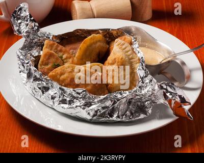 de savoureuses petites tartes avec de la viande ou du poulet posikunchiki avec de la sauce moutarde Banque D'Images