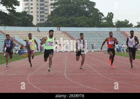 L’Imranur Rahman de l’armée du Bangladesh (3rd de gauche) garde les drapeaux de ses équipes après ses victoires aux épreuves de sprint de 100m le premier jour de la Sulta Banque D'Images