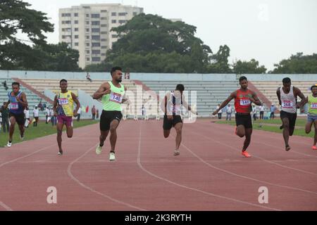 L’Imranur Rahman de l’armée du Bangladesh (3rd de gauche) garde les drapeaux de ses équipes après ses victoires aux épreuves de sprint de 100m le premier jour de la Sulta Banque D'Images