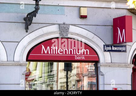 TORUN, POLOGNE - 11 AOÛT 2022 : vitrine de la Millennium Bank fournissant des services financiers avec une bannière à Torun, Pologne Banque D'Images