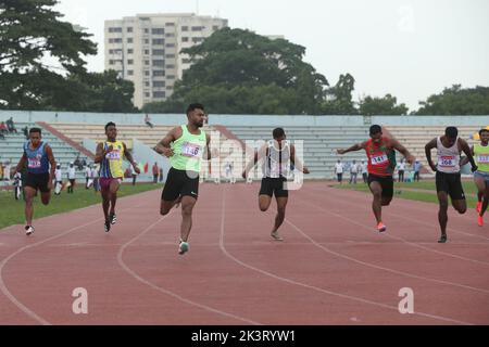 L’Imranur Rahman de l’armée du Bangladesh (3rd de gauche) garde les drapeaux de ses équipes après ses victoires aux épreuves de sprint de 100m le premier jour de la Sulta Banque D'Images