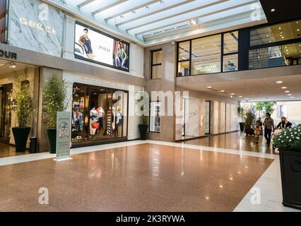 BOLOGNE, ITALIE - 19 AVRIL 2022 : magasin Gucci et Polo Ralph Lauren à Galeria Cavour passage dans le centre commercial de Bologne Banque D'Images