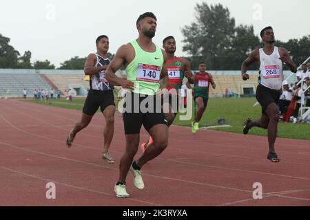 L’Imranur Rahman de l’armée du Bangladesh (2nd de gauche) garde les drapeaux de ses équipes après ses victoires aux épreuves de sprint de 100m le premier jour de la Sulta Banque D'Images