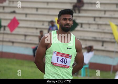 L’Imranur Rahman de l’armée du Bangladesh tient les drapeaux de ses équipes après ses victoires aux épreuves de sprint de 100m le premier jour de la Sultana Kamal-Olila G. Banque D'Images