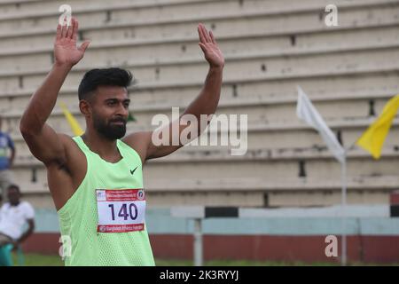 L’Imranur Rahman de l’armée du Bangladesh tient les drapeaux de ses équipes après ses victoires aux épreuves de sprint de 100m le premier jour de la Sultana Kamal-Olila G. Banque D'Images