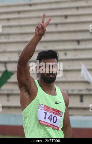 L’Imranur Rahman de l’armée du Bangladesh tient les drapeaux de ses équipes après ses victoires aux épreuves de sprint de 100m le premier jour de la Sultana Kamal-Olila G. Banque D'Images