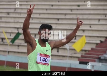 L’Imranur Rahman de l’armée du Bangladesh tient les drapeaux de ses équipes après ses victoires aux épreuves de sprint de 100m le premier jour de la Sultana Kamal-Olila G. Banque D'Images