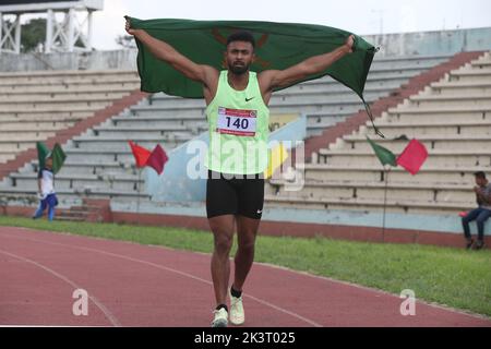 L’Imranur Rahman de l’armée du Bangladesh tient les drapeaux de ses équipes après ses victoires aux épreuves de sprint de 100m le premier jour de la Sultana Kamal-Olila G. Banque D'Images