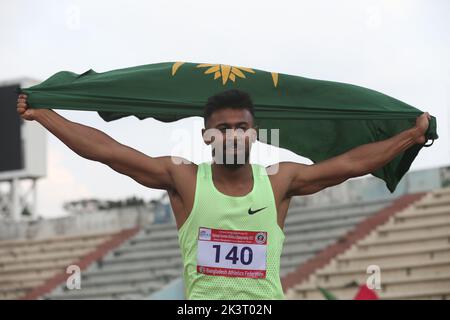 L’Imranur Rahman de l’armée du Bangladesh tient les drapeaux de ses équipes après ses victoires aux épreuves de sprint de 100m le premier jour de la Sultana Kamal-Olila G. Banque D'Images