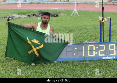 L’Imranur Rahman de l’armée du Bangladesh tient les drapeaux de ses équipes après ses victoires aux épreuves de sprint de 100m le premier jour de la Sultana Kamal-Olila G. Banque D'Images