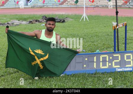 L’Imranur Rahman de l’armée du Bangladesh tient les drapeaux de ses équipes après ses victoires aux épreuves de sprint de 100m le premier jour de la Sultana Kamal-Olila G. Banque D'Images