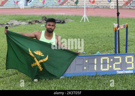 L’Imranur Rahman de l’armée du Bangladesh tient les drapeaux de ses équipes après ses victoires aux épreuves de sprint de 100m le premier jour de la Sultana Kamal-Olila G. Banque D'Images