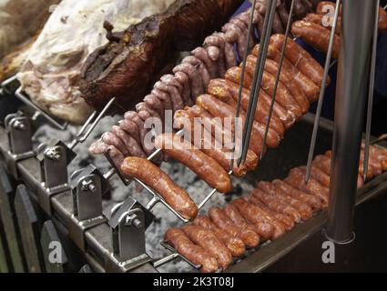 Faire frire des saucisses dans une poêle, un fast-food et un restaurant Banque D'Images