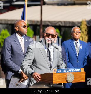 Rafael Salamanca, membre du Conseil de New York, se joint à la ville de New York le maire Eric Adams a tenu une conférence de presse au Dyckman Plaza à Washington Heights, à New York, NY pour informer les médias après son retour de son voyage à Porto Rico et la République dominicaine sur les efforts de rétablissement causés par l'ouragan Fiona 27 septembre 2022. Le maire était accompagné de représentants élus et de membres du personnel de diverses agences municipales qui se sont également rendus dans les caraïbes avec le maire. (Photo de Steve Sanchez/Sipa USA) Banque D'Images