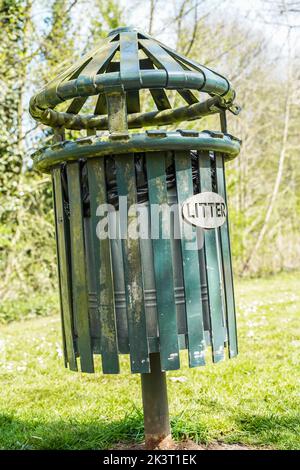 Gros plan d'un bac à litière extérieur isolé dans un parc public du Royaume-Uni. Banque D'Images