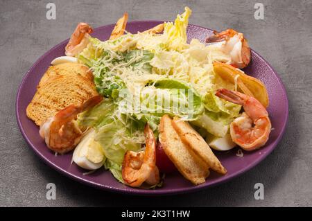 Salade César aux crevettes. Salade de fruits de mer classique Banque D'Images