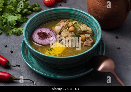 soupe savoureuse avec agneau sur l'os, légumes et pois chiches Banque D'Images