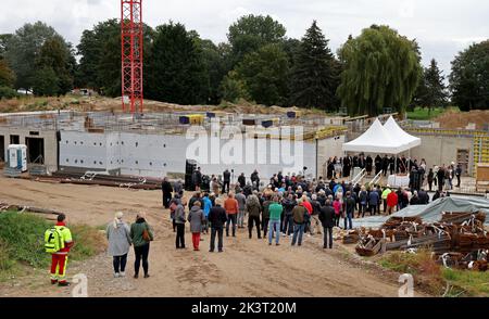 Klink, Allemagne. 28th septembre 2022. Vous pourrez assister à la cérémonie de pose de la pierre de fondation du nouvel hôtel sur le Müritz cinq ans après la démolition de l'ancien hôtel FDGB. Un total d'environ 80 millions d'euros sera investi dans la structure de six étages avec un restaurant spacieux et des installations de bien-être. Credit: Bernd Wüstneck/dpa/Alay Live News Banque D'Images