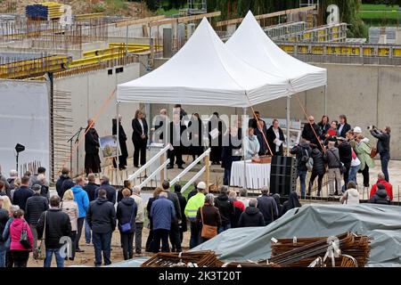 Klink, Allemagne. 28th septembre 2022. Vous pourrez assister à la cérémonie de pose de la pierre de fondation du nouvel hôtel sur le Müritz cinq ans après la démolition de l'ancien hôtel FDGB. Un total d'environ 80 millions d'euros sera investi dans la structure de six étages avec un restaurant spacieux et des installations de bien-être. Credit: Bernd Wüstneck/dpa/Alay Live News Banque D'Images