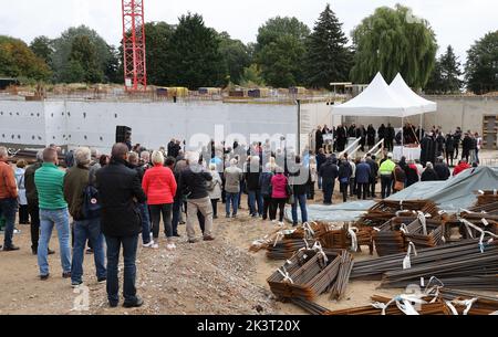 Klink, Allemagne. 28th septembre 2022. Vous pourrez assister à la cérémonie de pose de la pierre de fondation du nouvel hôtel sur le Müritz cinq ans après la démolition de l'ancien hôtel FDGB. Un total d'environ 80 millions d'euros sera investi dans la structure de six étages avec un restaurant spacieux et des installations de bien-être. Credit: Bernd Wüstneck/dpa/Alay Live News Banque D'Images