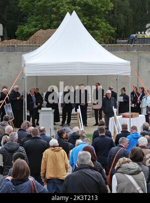 Klink, Allemagne. 28th septembre 2022. Vous pourrez assister à la cérémonie de pose de la pierre de fondation du nouvel hôtel sur le Müritz cinq ans après la démolition de l'ancien hôtel FDGB. Un total d'environ 80 millions d'euros sera investi dans la structure de six étages avec un restaurant spacieux et des installations de bien-être. Credit: Bernd Wüstneck/dpa/Alay Live News Banque D'Images